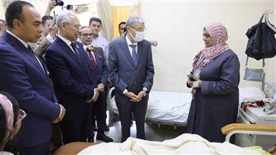 محافظ المنيا يزور مصابى غزة بالمستشفى الجامعى