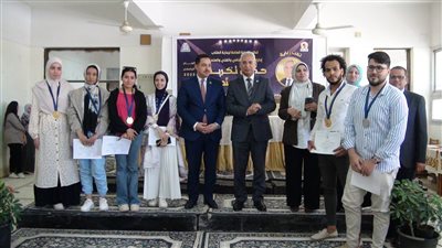 ئيس جامعة الميا يُكرم الطلاب المتميزين بالأنشطة الداخلية