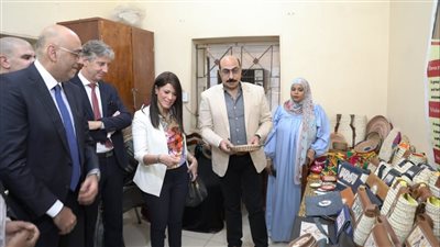 وزيرة التعاون الدولى ومحافظ أسوان يتفقدان الجمعية الإنتاجية النسائية للحرف اليدوية والتراثية