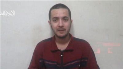 شاهد.. عرض فيديو نشرته كتائب القسام لأسير إسرائيلي قرب مقر وزارة جيش الاحتلال 