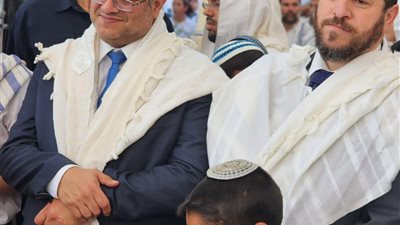 وزير الأمن القومي إيتمار بن غفير يشارك باقتحام الحرم الإبراهيمي