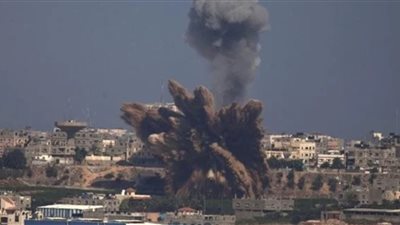 إسرائيل تقصف أهدافا لحزب الله.. وتحاول إخماد حرائق إثر سقوط صواريخ من لبنان