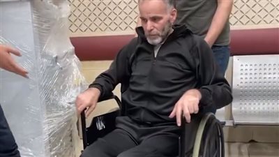 دخل السجن مشيًا وخرج منه على كرسي.. قصة مؤلمة لأسير أفرج عنه اليوم