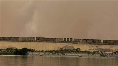 محافظ أسوان يقدم تعازيه لأسرة شخصين وافتهم المنية لسقوط سور أعلى منزل