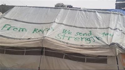 نازحو رفح يوجهون رسائل لطلاب الجامعات الأمريكية بعد تظاهراتهم الداعمة لغـزة (صور)