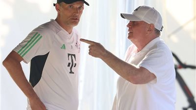 الأوضاع تنفجر داخل بايرن.. توخيل يرد بقوة على تصريحات رئيس النادى الفخري