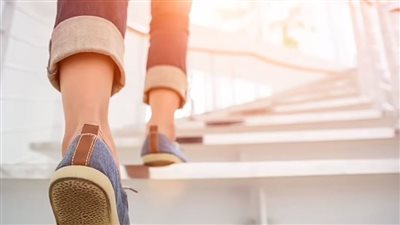 كيف يمنحك صعود السلم عُمر أطول؟