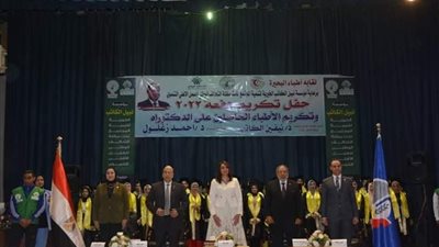 الأمين العام لنقابة الأطباء: يجب إقرار قانون المسؤولية الطبية وتحسين الأجور