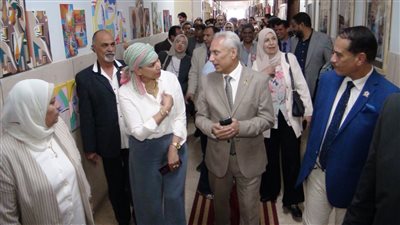 رئيس جامعة المنيا يفتتح معرض سوق الفن بكلية الفنون