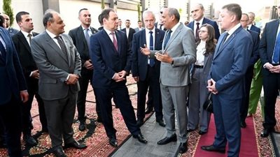 وزير التجارة يرافق رئيس الوزراء البيلاروسي خلال تفقد شركة 