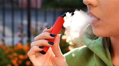 التدخين الإلكتروني يعرض المراهقين لمعادن سامة تؤثر على المخ