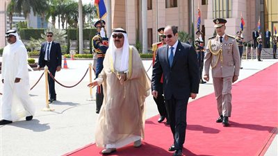 الرئيس السيسي يودع أمير الكويت بمطار القاهرة الدولي