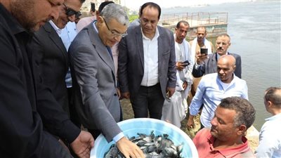 محافظ المنيا يشارك فى مشروع الاستزراع السمكي بإلقاء مليوني زريعة سمك بنهر النيل