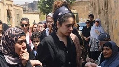 انهيار ريم أحمد أثناء تشييع جثمان والدتها (صور)