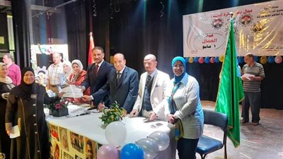 بمسرح السعيدية وفى عيد العمال.. أشرف سلومة يكرم عمال مديرية تعليم الجيزة (صور)