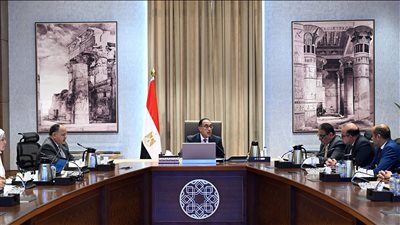 رئيس الوزراء يناقش سُبل تنمية سوق الأوراق المالية