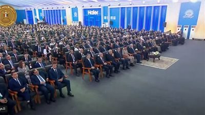 عرض فيلم تسجيلي عن جهود الدولة بملف العمال أمام الرئيس السيسي