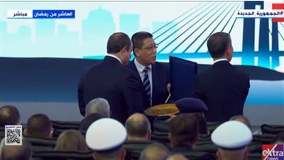 هدية تذكارية من نائب الرئيس التنفيذي لمجموعة «هاير» إلى الرئيس السيسي