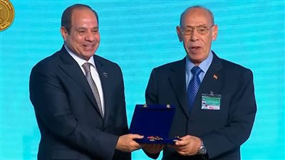 السيسي يُكرّم عددا من النماذج العمالية المتميزة خلال احتفالية عيد العمال 