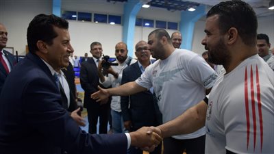 وزير الرياضة يلتقي لاعبي المنتخب المصري لرفع الأثقال