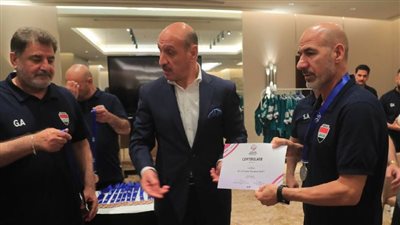 رئيس اتحاد الكرة العراقي يقلد لاعبي المنتخب الأولمبي بالأوسمة البرونزية بعد التأهل لأولمبياد باريس