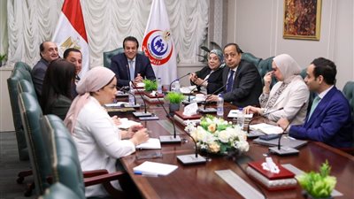 وزير الصحة يبحث مع جمعية المعلومات الدوائية سبل تطوير قطاع الصناعات الدوائية