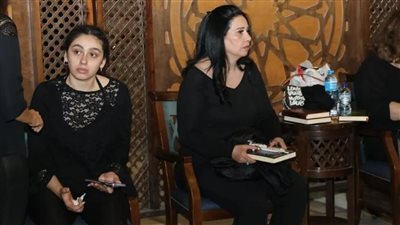 ريم أحمد تفقد الوعي خلال عزاء والدتها (صور)