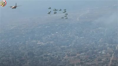 مصر تكثف أعمال الإسقاط الجوي اليومي للمساعدات الإنسانية والإغاثية على شمال غزة