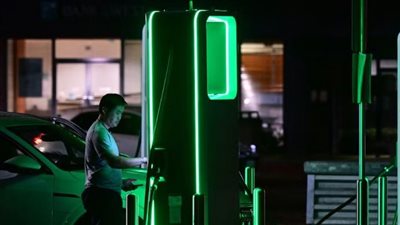 العلماء يكتشفون طريقة مذهلة لجعل بطاريات السيارات الكهربائية أرخص وأفضل