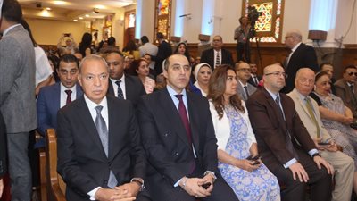 محافظ القليوبية يشهد قداس عيد القيامة المجيد بمقر الكنيسة الإنجيلية بالقاهرة