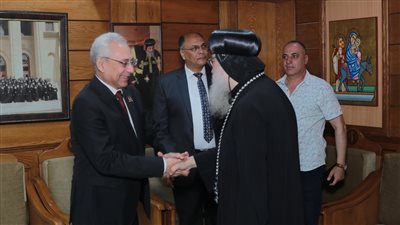 رئيس جامعة المنيا يقوم بزيارة الكنائس والمطرانيات لتقديم التهنئة للأقباط بعيد القيامة 