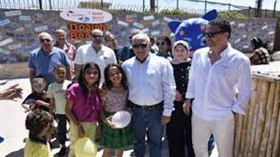 محافظ بورسعيد يشارك المواطنين الاحتفال بأعياد الربيع على الشاطئ 