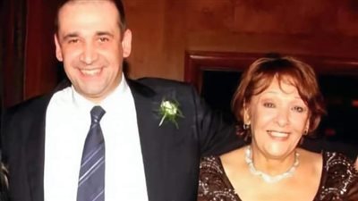 منى زكي تنعي كريم عبد العزيز في وفاة والدته