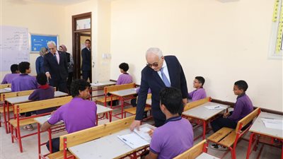 وزير التعليم يتابع امتحانات صفوف النقل بمدرسة مصطفى كامل بزهراء العاصمة (صور)