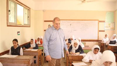 وكيل تعليم بنى سويف يتابع انتظام سير امتحانات نهاية العام في يومها الثاني