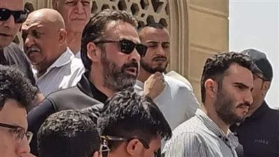 سابوا أشغالهم.. نجوم الفن يجمعون على مساندة كريم عبد العزيز في عزاء والدته (صور)