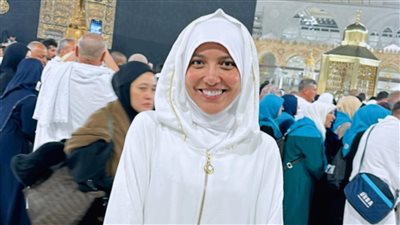 اكتبها لكل مشتاق.. مي كساب تؤدي مناسك العمرة (صور)
