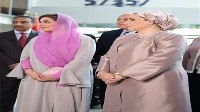 انتصار السيسي تصطحب حرم سلطان عُمان في زيارة لمستشفى 57357