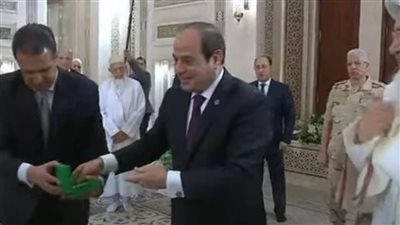 السيسي يتسلم هدية تذكارية من سلطان البهرة أثناء افتتاح مسجد السيدة زينب 