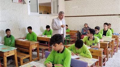 مدير تعليم دمياط يتابع سير العملية الامتحانية ويشدد على منع استخدام الهاتف