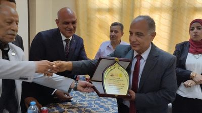 النقابة الفرعية بغرب الجيزة تكرم المعلم المثالي بالواحات البحرية (صور)