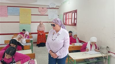 مدير تعليم القليوبية تتابع امتحانات النقل وتشدد على عدم اصطحاب المحمول