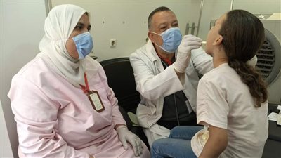 الكشف على 1317 حالة خلال قافلة طبية بمركز ديرمواس في المنيا