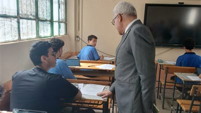 مدير «تعليم القاهرة» يطمئن على مستوى امتحان رياضيات أولى ثانوى (صور)