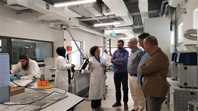 رئيس جامعة المنيا يتفقد معامل المركز الإقليمي للصيانة والترميم بالأردن