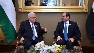 الرئيس السيسي يلتقي بنظيره الفلسطيني على هامش القمة العربية في البحرين 