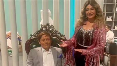 مع تمثال الزعيم.. ليلى علوي تحتفل بعيد ميلاد عادل إمام