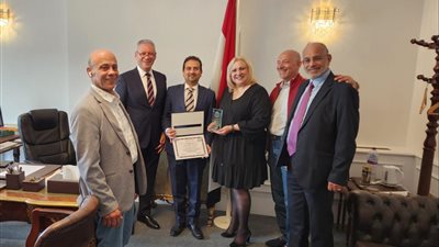 لانتهاء خدمته بلندن.. الاتحاد العام للمصريين في الخارج يكرم المستشار محمد رأفت 