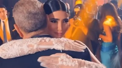 على أغنية بنت أبويا.. ريم سامي تبكي مع والدها في حفل زفافها