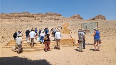 وفود سياحية أوروبية تزور المناطق الأثرية بالمنيا